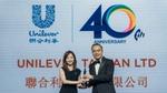 聯合利華台灣總經理蕭沂函代表上台領獎 「亞洲最佳企業雇主獎」