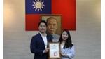 台北市市長授予獎項給聯合利華的人資總監董蕙萱